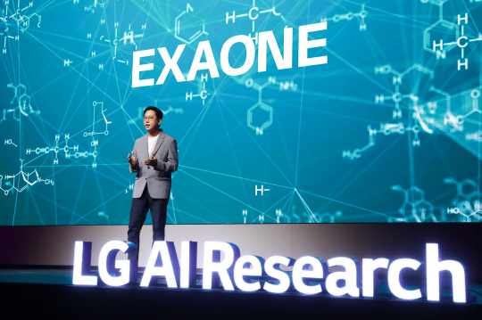 19일 서울 마곡 LG사이언스파크 컨버전스홀에서 열린 LG AI 토크 콘서트에서 배경훈 LG AI연구원장이 엑사원(EXAONE) 2.0을 발표하고 있다. LG 제공